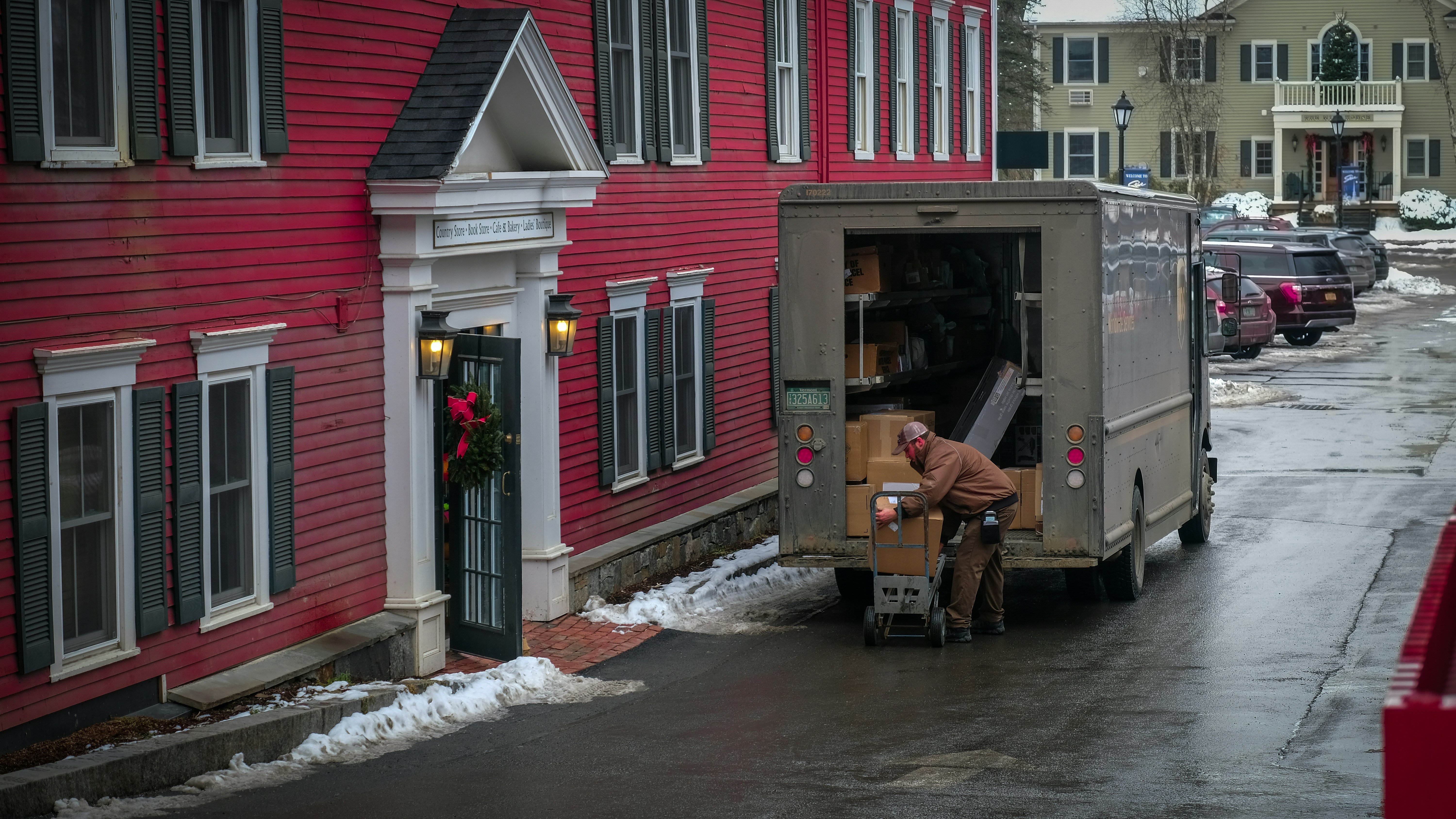 Delivery truck unloading equipment